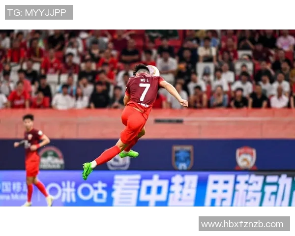 重庆当代迎战上港争夺中超积分榜关键战役全力以赴展现球队实力与斗志